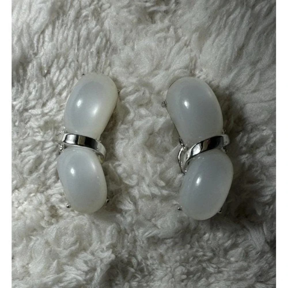 Vintage Thermoset Moonglow White & Silver Tone Clip Earrings Large 1.5